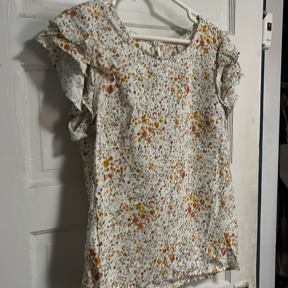 Cute woman’s top with ruffle sleeves